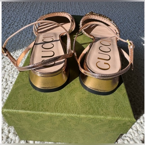 Authentic Gucci Women’s Horsebit Salmon Pink Metallic Leather Strap Logo Sandals - Picture 2 of 13